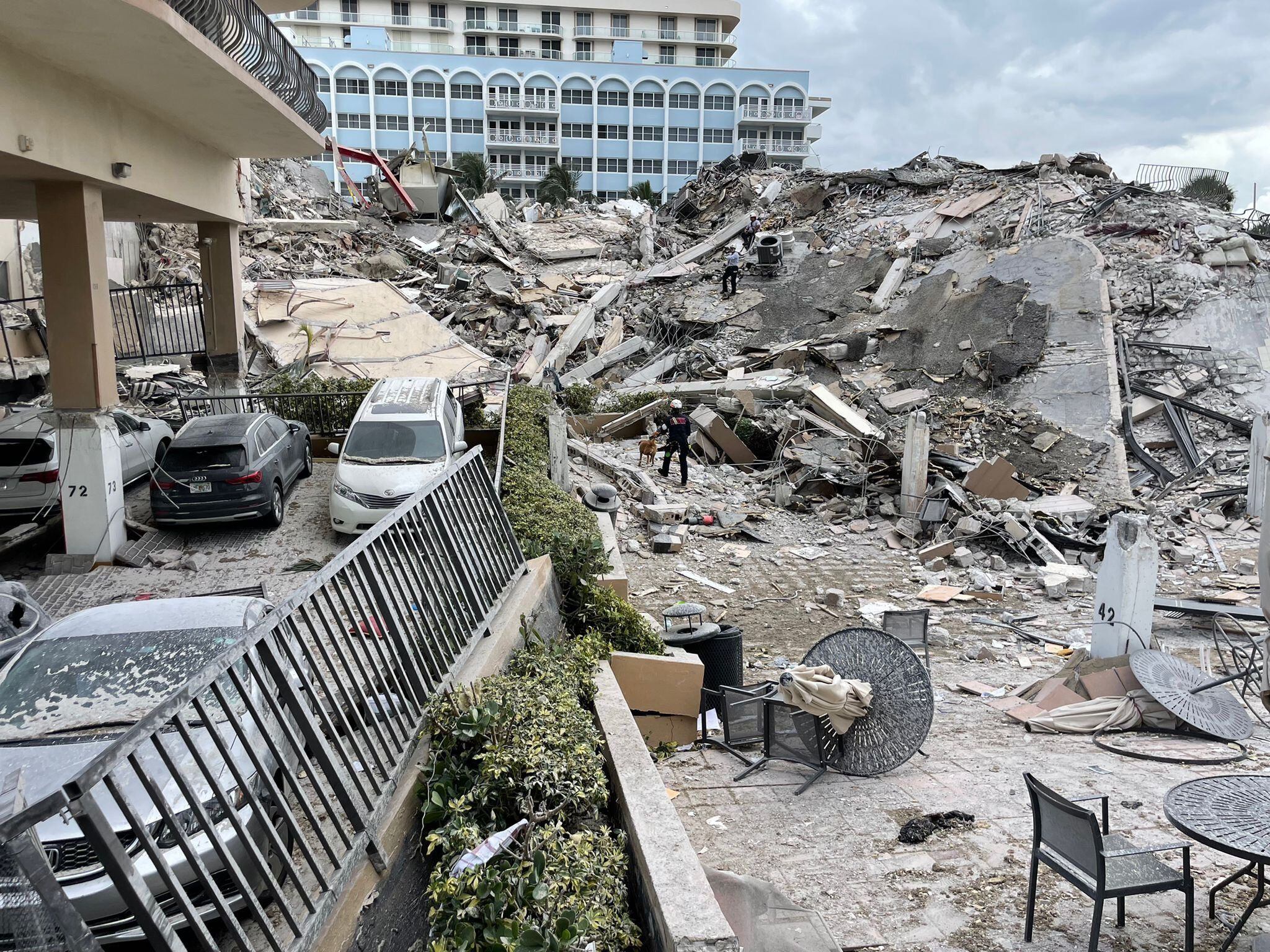 Imagen tomada desde lo que era la entrada del edificio de 12 pisos derrumbado en Surfside (Florida).
