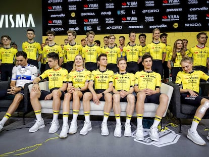 Vingegaard, segundo desde la derecha sentado en el sofá, junto a Kuss, el jueves en la presentación del Visma-Lease a Bike.