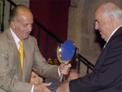 El rey Juan Carlos entrega a Helmut Kohl el Premio Europeo Carlos V en el monasterio de Yuste.
