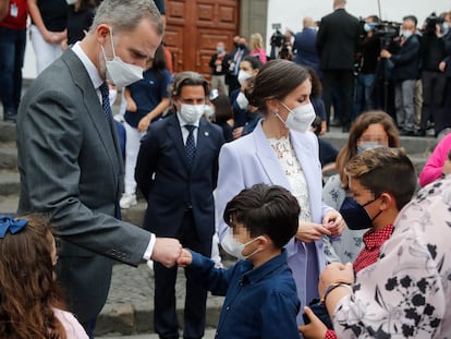 Los Reyes de España, Felipe VI y Letizia Ortiz, saludan a varios niños tras presidir el acto homenaje al pueblo de La Palma, este sábado.