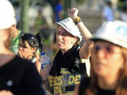 Una mujer durante su participación en la manifestación que las mujeres de los mineros de las cuencas de Asturias, León y Aragón han celebrado esta tarde por las calles de Madrid, para rememorar el primer aniversario de la III Marcha Negra del Carbón.