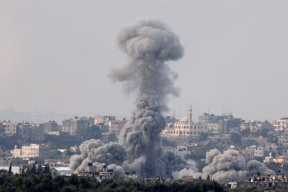 Varias columnas de humo se elevaban sobre Gaza durante un ataque israelí, visto desde el sur de Israel este lunes. 