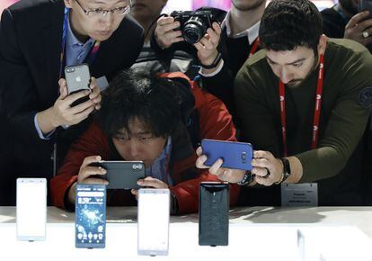 Asistentes al MWC fotografían las novedades de la compañía japonesa Sony Mobile, presentados esta mañana dentro de la primera jornada del Mobile World Congress (MWC), el 26 de febrero.