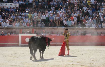 José Tomás simula la suerte suprema del cuarto astado antes de su regreso al toril.