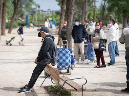 Un hombre espera en una de las colas para recoger comida de Caritas en Aluche (Madrid), el pasado mes de abril.