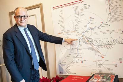 El alcalde de Roma, Roberto Gualtieri, señala en un mapa de metro las nuevas líneas que impulsarán.