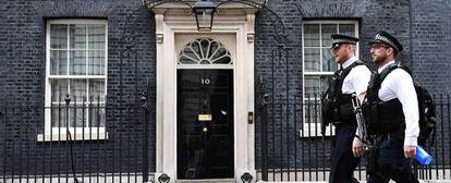 Dos policías pasan por la puerta del número 10 de Downing Street, la residencia oficial de la Primera Ministra británica Theresa May,