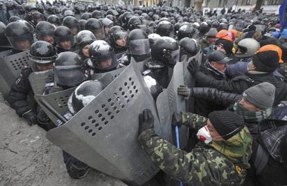 Policías cargan contra los manifestantes durante una protesta en el centro de Kiev (Ucrania),22 de enero de 2014. 