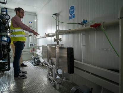 El ingeniero de la EDAR de Almendralejo Andrés Cid señala el reactor de luz ultravioleta para depurar el carbón activo en el laboratorio del 'Proyecto Ô' el pasado 1 de septiembre.
