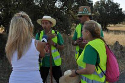 Los caminantes hablan con una reportera.