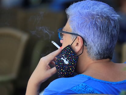 Una mujer se fuma un cigarrillo este jueves en Madrid.