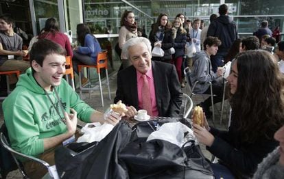 The Nobel Prize in Physics Albert Fert talks with two students in San Sebastián, in 2019, before entering the UPN-EH.