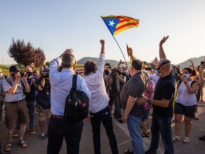 Desde la izquierda, Joaquim Forn, Jordi Cuixart, Oriol Junqueras y Raül Romeva, el 28 de julio a las puertas de la prisión de Lledoners después de que fuese suspendido su tercer grado.