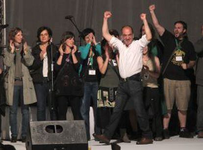 Martin Garitano (en primer término) celebra en San Sebastián los resultados electorales del 22-M.