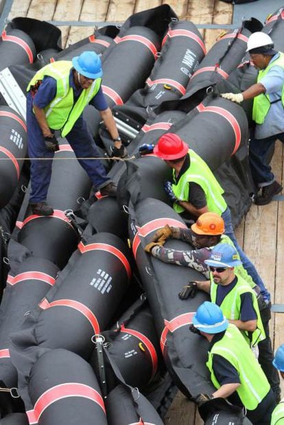 Preparación de barreras inflables contra el vertido en Misisipi.