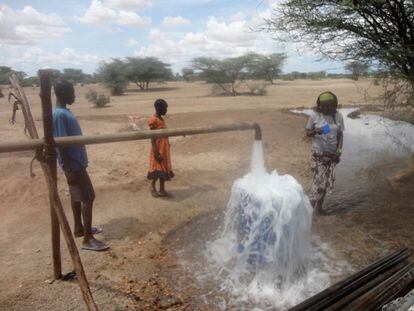 La señora Elamach, jefe local, evalúa la calidad del agua en al zona de bombeo.