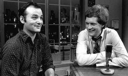 El presentador David Letterman, a la derecha, en un programa de febrero de 1982 junto al actor Bill Murray.