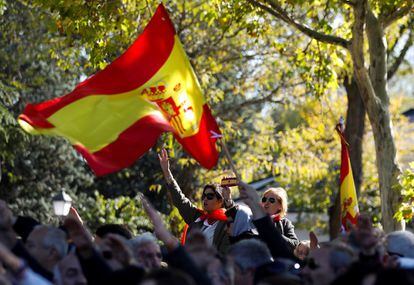 Un grupo de personas se concentran en el acceso del cementerio de El Pardo-Mingorrubio antes de la llegada de los restos del dictador Francisco Franco.