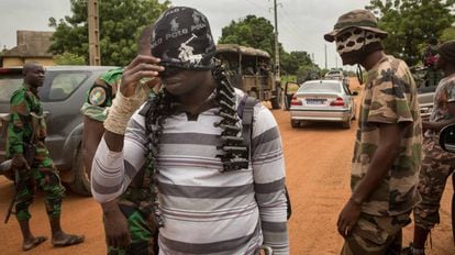 Un exrebelde se cubre el rostro durante su protesta en Bouaké.