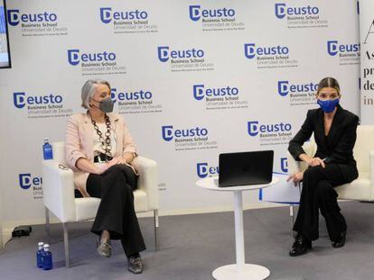 María Rosa Rotondo, presidenta de APRI, y Marta Aguilar, directora de desarrollo in company de Deusto Busiiness School, durante la presentación del estudio.