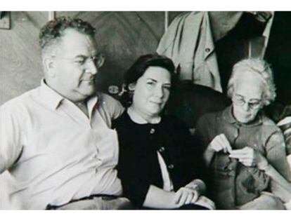 Ramón Mercader, amb Roquelia (a qui queixalava amb la mateixa força que Trotski va fer amb ell quan l’atemptat) i la seva mare Caridad, a Moscou, el 1962.