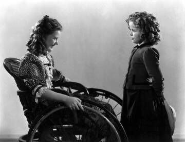 Marcia Mae Jones, como Clara, y Shirley Temple, como Heidi, en la versión de 1937.