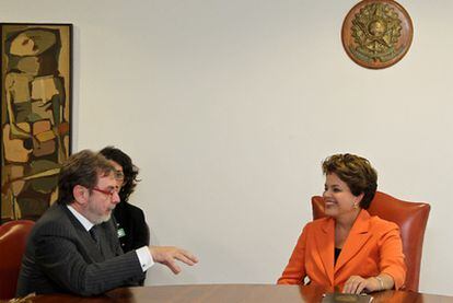 Juan Luis Cebrián, consejero delegado del grupo PRISA (editor de EL PAÍS), fue recibido el lunes por la presidenta Dilma Rousseff en Brasilia, a quien expuso los planes de expansión del conglomerado español en ese país. Cebrián propuso "estrechar relaciones con empresarios e instituciones" de Brasil para "hacer posible una integración iberoamericana entre las dos culturas".