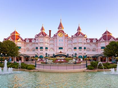 Fachada del Disneyland Hotel, a las puertas del parque de atracciones de París (Francia).