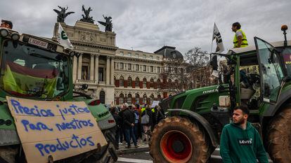 La manifestación de tractores por las carreteras de Madrid, en imágenes