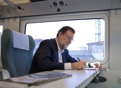Mariano Rajoy, ayer, en el tren de la línea a Zamora.