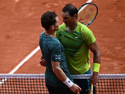 Rafael Nadal y Casper Ruud se saludan después de la victoria del balear en Roland Garros.