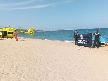 Agentes de la policía local en la playa de Platja d'Aro donde se produjo el accidente.