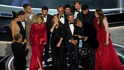 El equipo de 'CODA' sube a recoger el Oscar a mejor película el pasado 27 de marzo.
