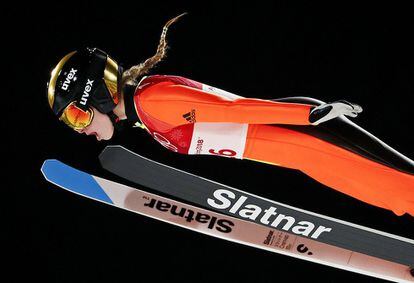 Nika Kriznar, de Eslovenia, durante la prueba individual femenida de salto de esquí, el 12 de febrero de 2018.