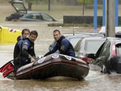 Lancha entre coches