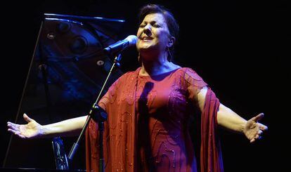 La cantante Carmen Linares durante un concierto.