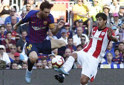 Lionel Messi (izquierda) pelea por el balón con Mikel San José, del Athletic de Bilbao.
