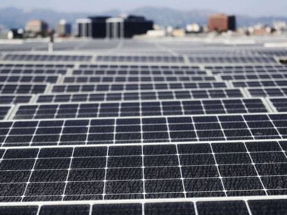Paneles solares en el tejado del Centro de Convenciones de Los Ángeles.