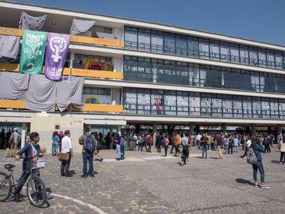 La Facultad de Filosofía y Letras de la UNAM. 