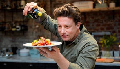 El chef británico Jamie Oliver, en una cocina de Hamburgo (Alemania), durante la presentación de uno de sus libros, el 6 de diciembre de 2017.
