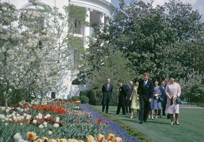 El presidente Kennedy muestra el jardín los jardines de la Casa Blanca a la princesa Beatriz de Holanda durante una visita de estado en mayo de 1963. |