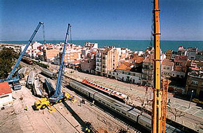 Trabajos de desescombro de los trenes accidentados en  Torredembarra.