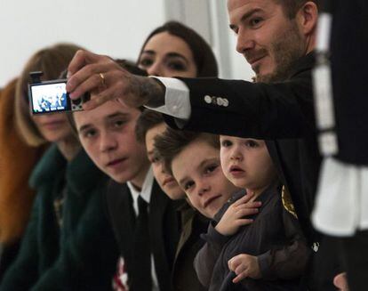 David Beckham se hace un 'selfie' con sus cuatro hijos y Anna Wintour en el desfile de su mujer en la semana de la moda de Nueva York.