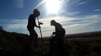 Dos arqueólogos durante las labores de detección y ubicacion de los restos en Azaila con GPS submétrico.