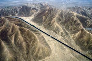 Un tramo de la carretera Panamericana a su paso por el desierto de Nazca, en Perú.