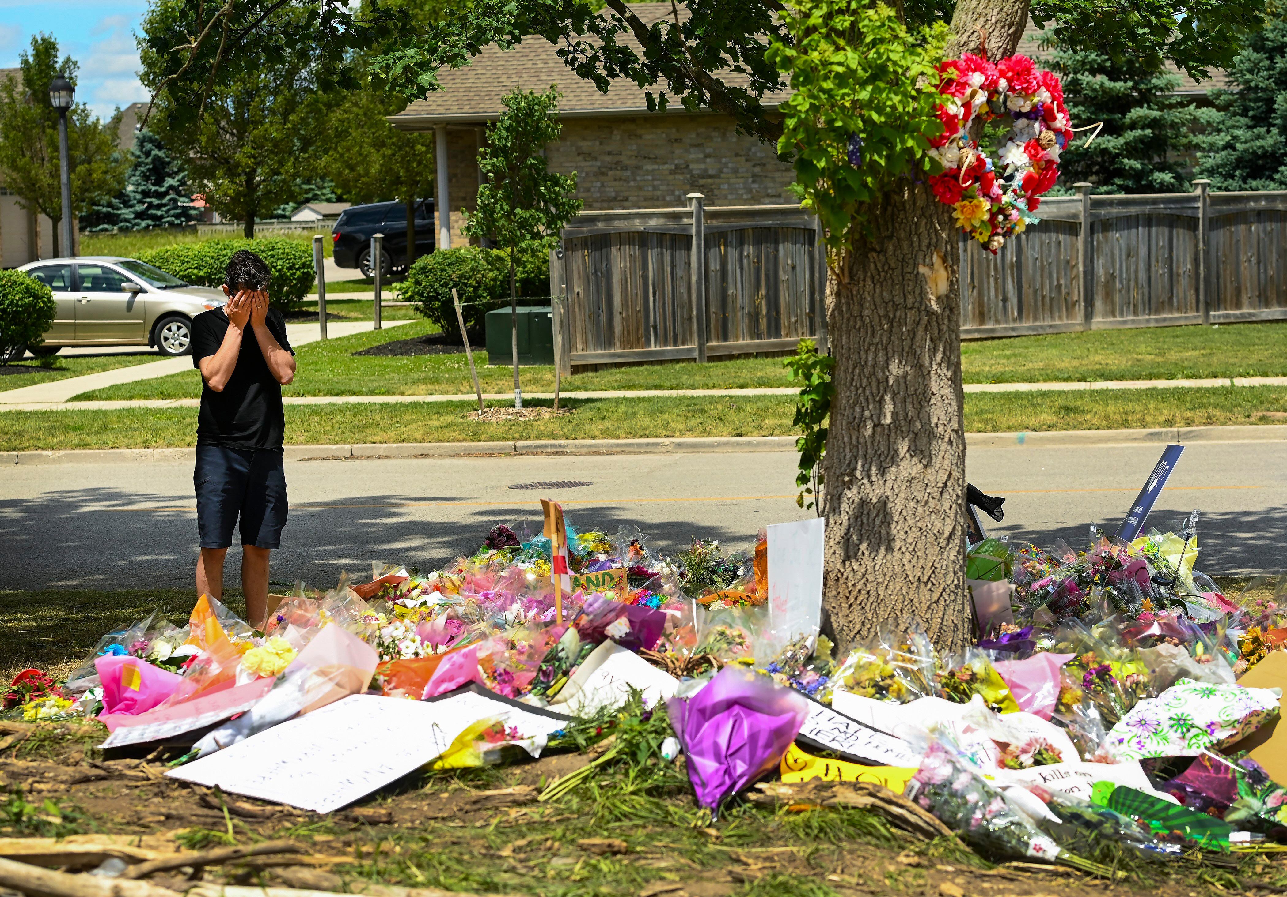 Un hombre visita el homenaje a las cuatro víctimas de la comunidad musulmana asesinadas en Ontario (Canadá). 