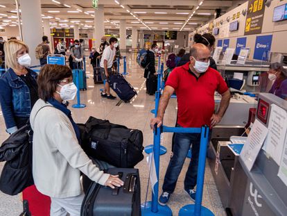 Varios viajeros, en el aeropuerto de Palma de Mallorca, el lunes, en el primer día de la desescalada.