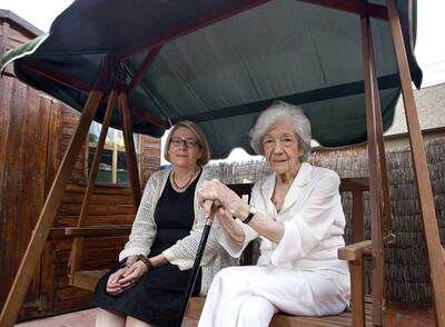 Las escritoras Juana Salabert (izquierda) y Ana María Matute, en Barcelona.