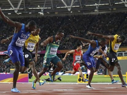 Gatlin, de azul, en primer plano, gana los 100m del Mundial de Londres.