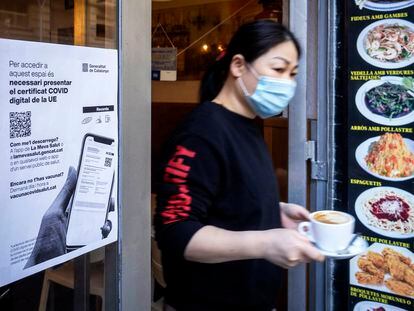 Cafetería de Barcelona exige certificado covid para acceder a su interior, el 27 de noviembre.